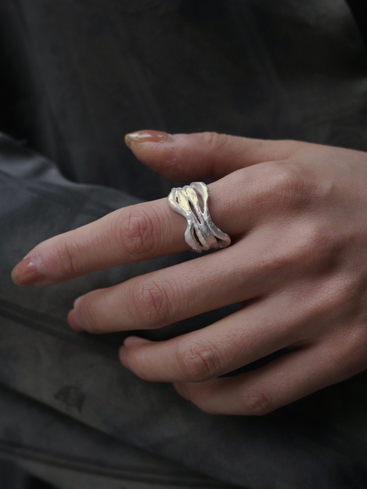 Waving silver ring