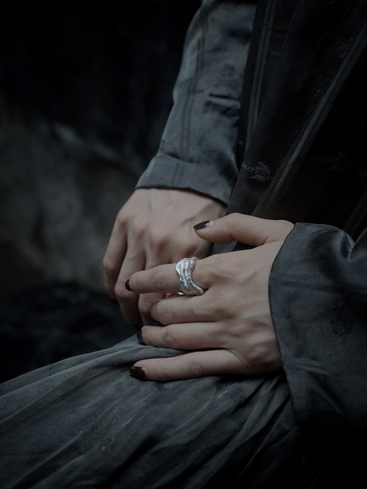 Waving silver ring
