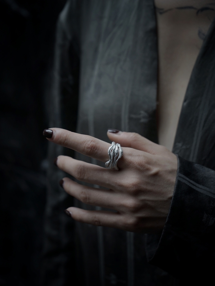Waving silver ring