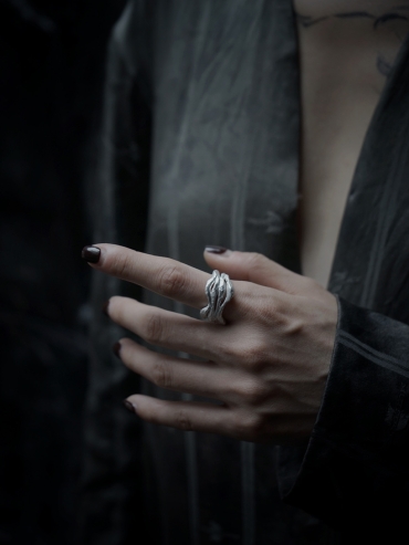 Waving silver ring