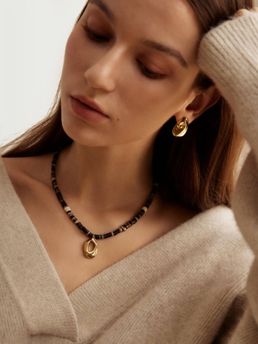 Black Mother of Pearl Shell Cave Necklace