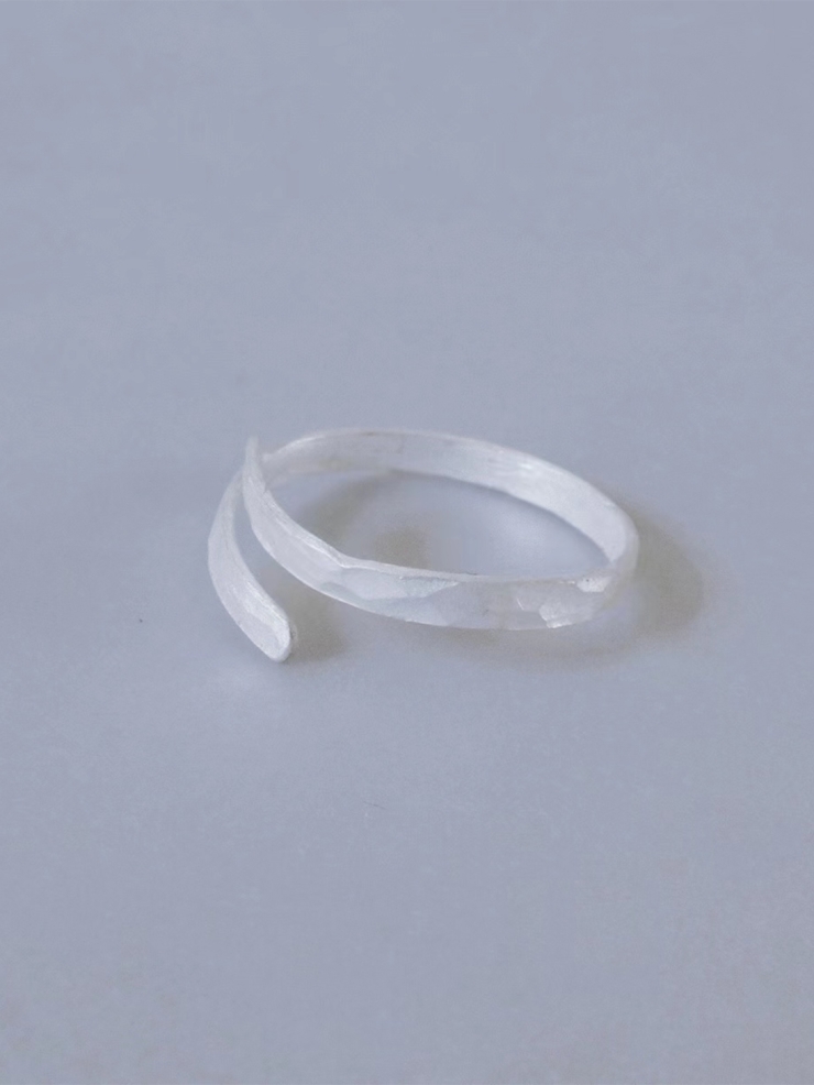 HENG-gender neutral minimal hammer pattern ring