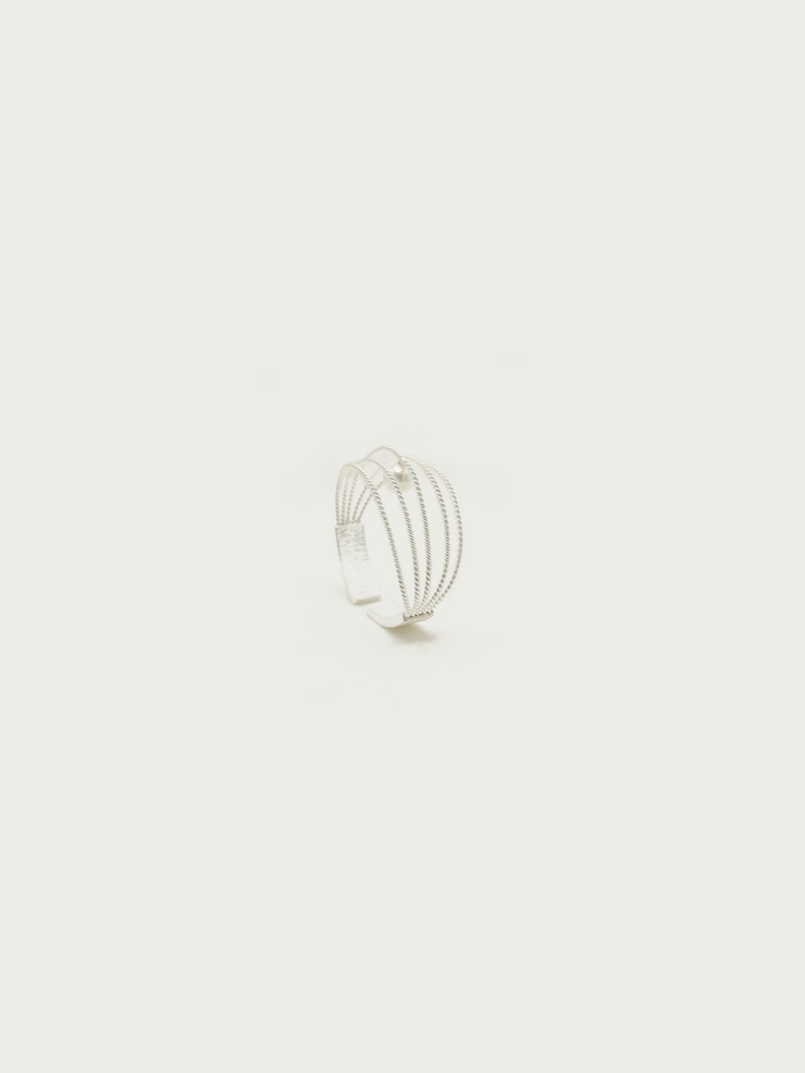 Knitted bracelet with fresh water pearl