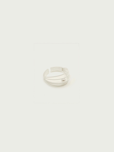 Knitted bracelet with fresh water pearl