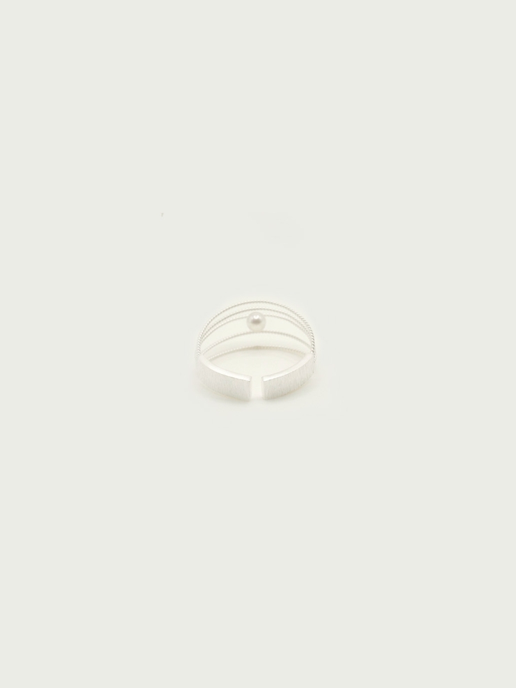 Knitted bracelet with fresh water pearl