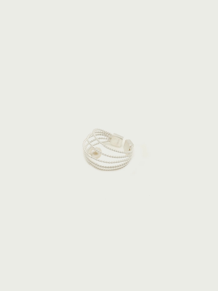 Twist silver ring eith fresh water pearl