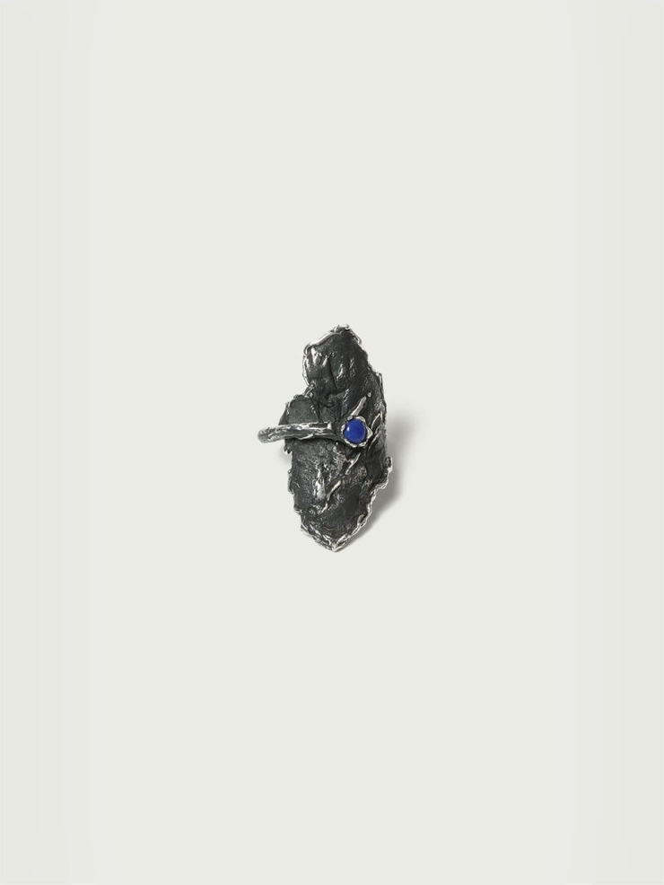 Black leaf-shaped wide ring