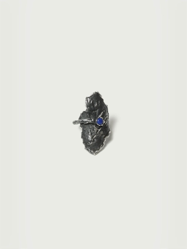 Black leaf-shaped wide ring