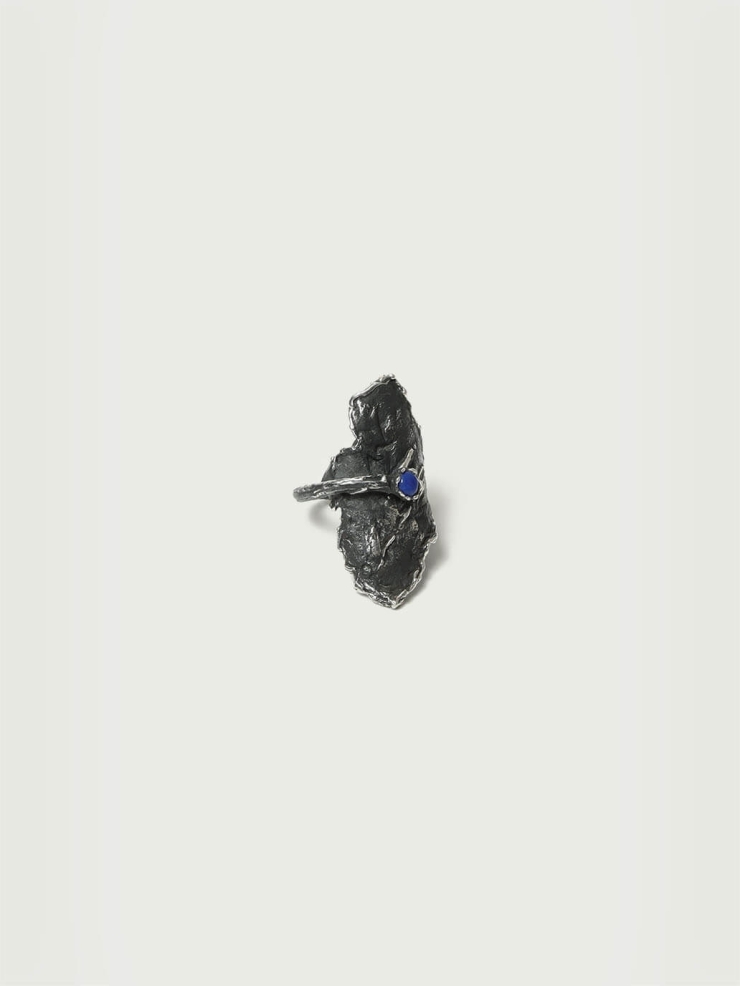 Black leaf-shaped wide ring