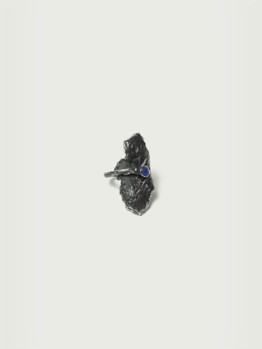 Black leaf-shaped wide ring
