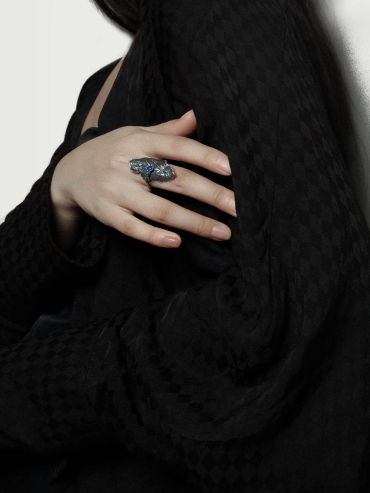 Black leaf-shaped wide ring
