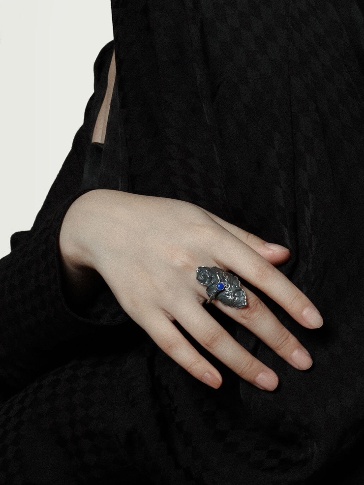 Black leaf-shaped wide ring