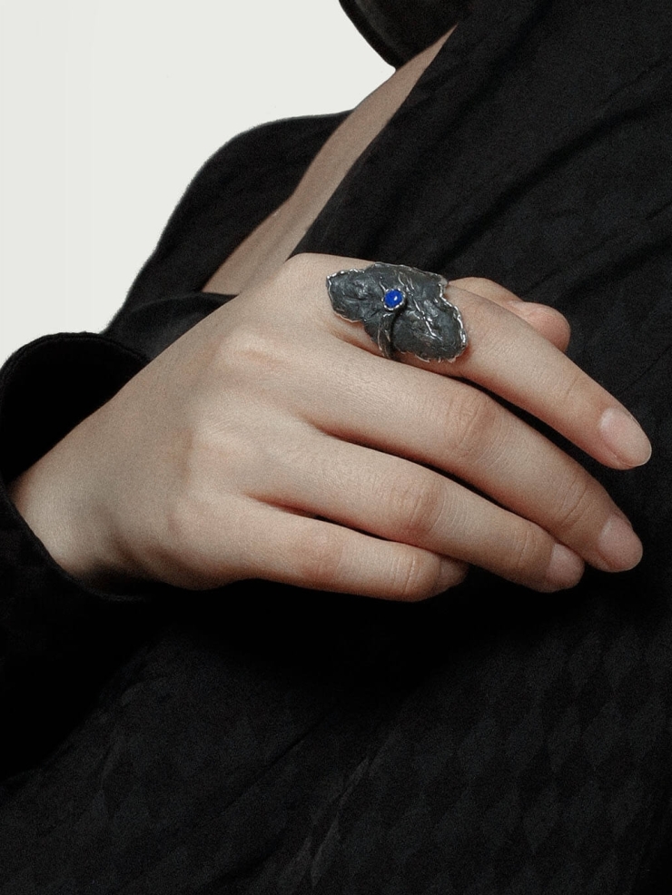 Black leaf-shaped wide ring