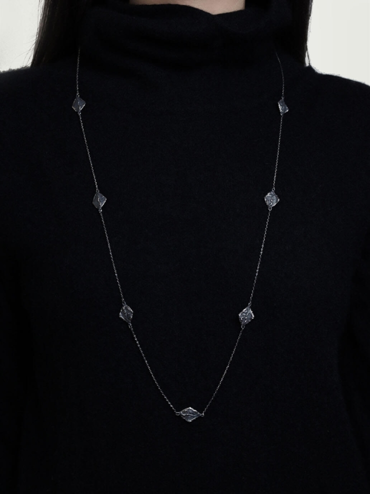 Black and White Flower Window Sweater Chain Necklace