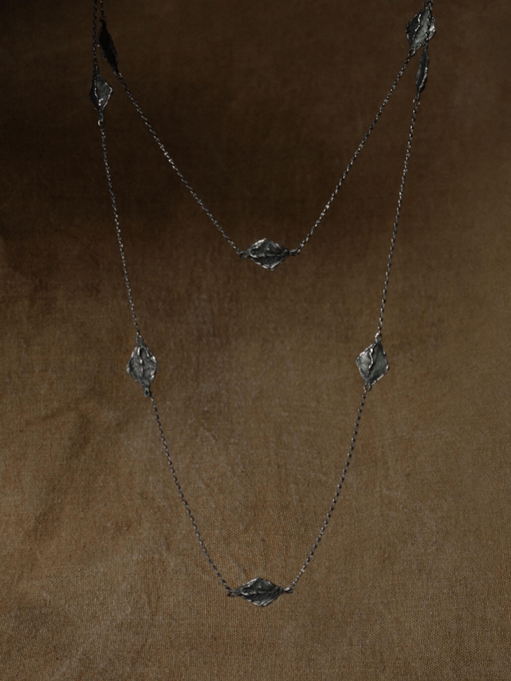 Black and White Flower Window Sweater Chain Necklace
