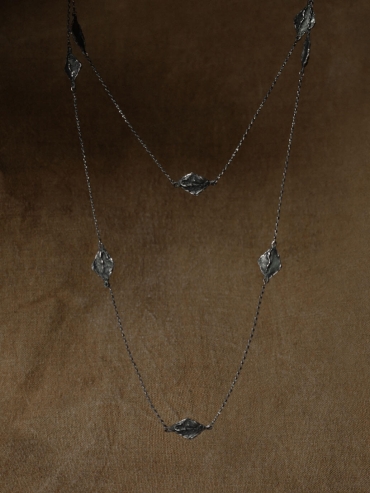 Black and White Flower Window Sweater Chain Necklace