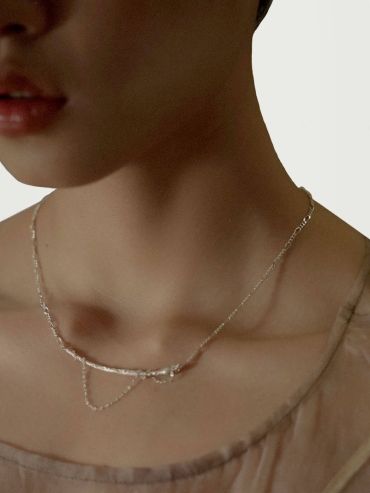 Silver twisted necklace