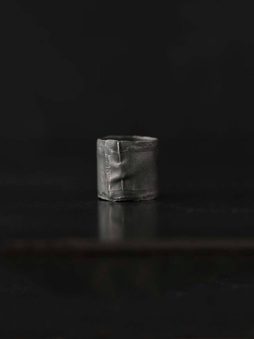 Black wide pin ring