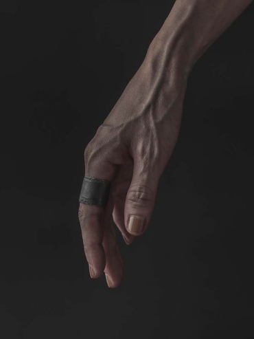 Black wide pin ring