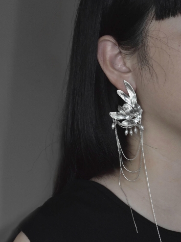 Exquisite Crimson Leaf Stud - Single