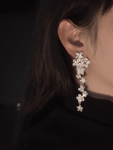 Pretty Little Floral Stud - Single