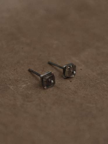 Black Smoky Flicker Stud Earrings