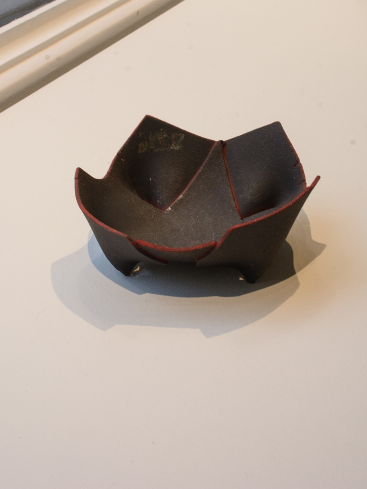 Black jewellery bowl with red edge M