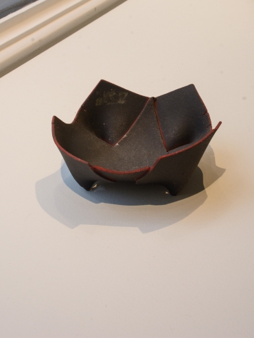 Black jewellery bowl with red edge M