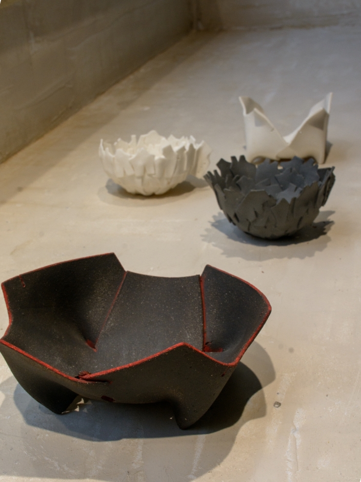 Black jewellery bowl with red edge M