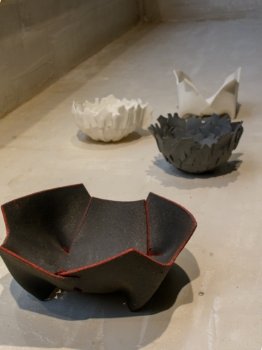 Black jewellery bowl with red edge M