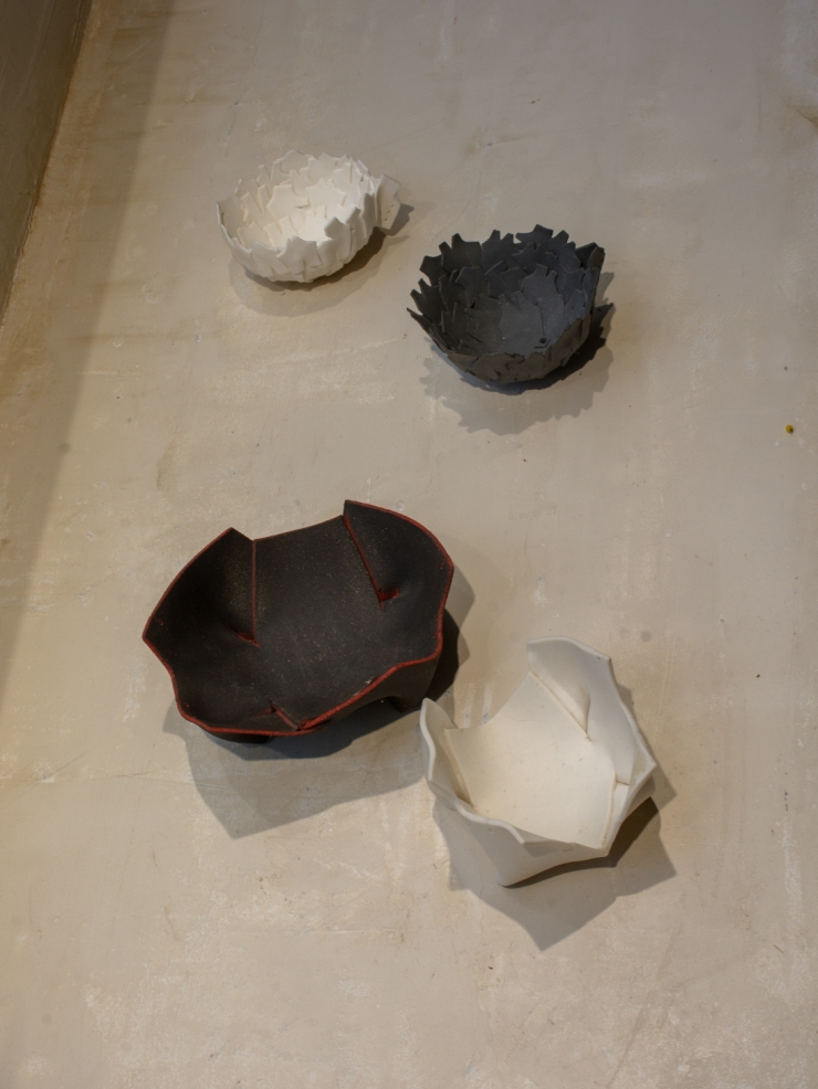 Black jewellery bowl with red edge M
