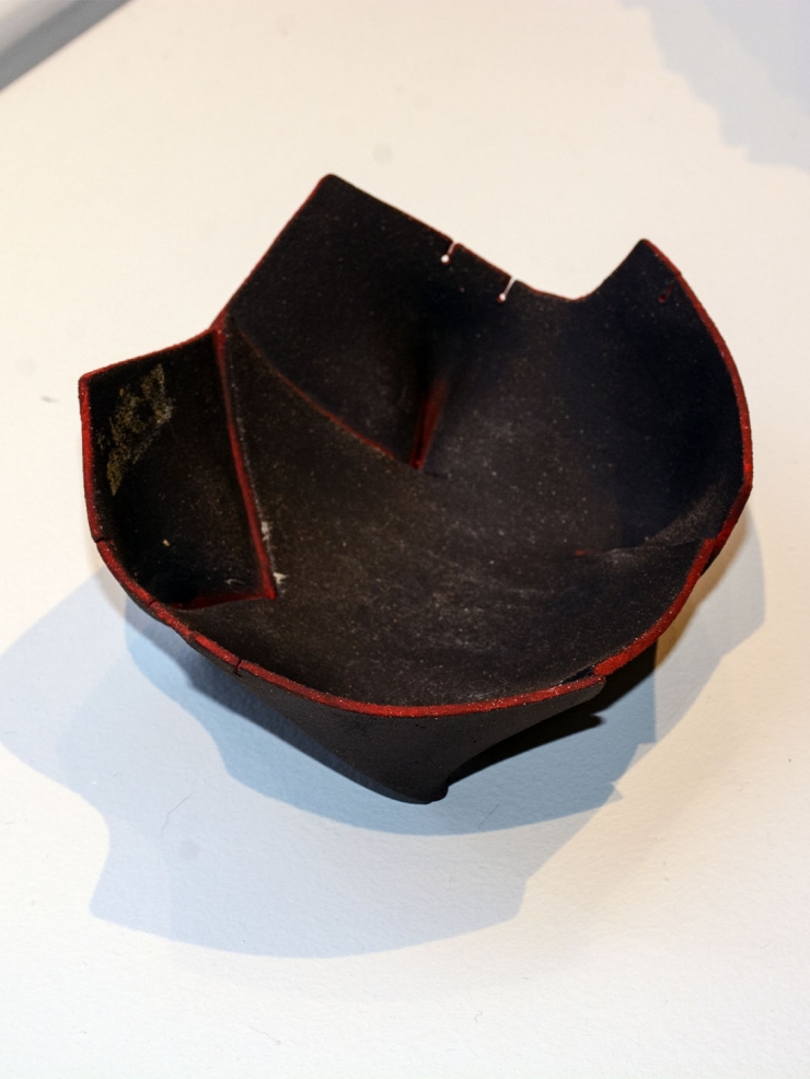 Black jewellery bowl with red edge M