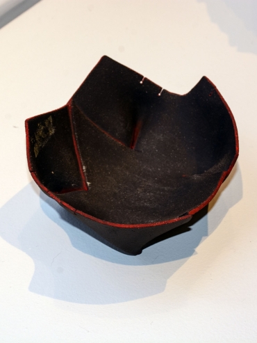 Black jewellery bowl with red edge M