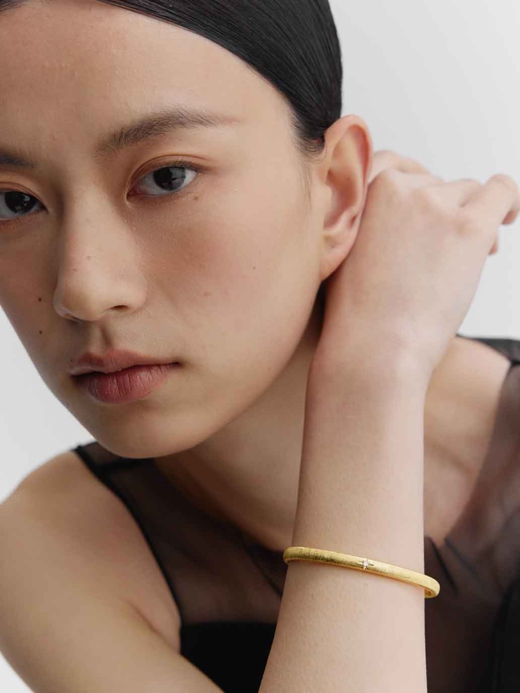 Gold Classic Curved Bracelet