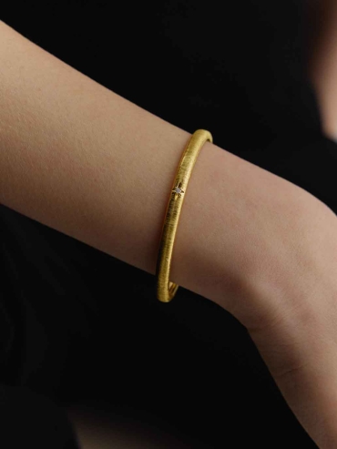 Gold Classic Curved Bracelet