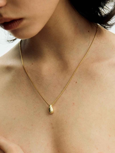 Gold Teardrop Oval Necklace
