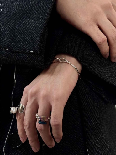 Double-Sided Reversible Flowing Dewdrop Chain Ring