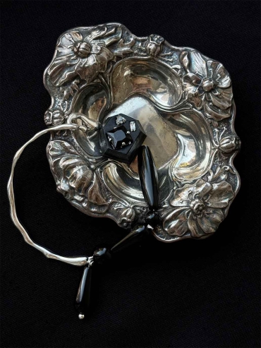 Black Silver Flow Hand-Cut Leather Gemstone Bracelet