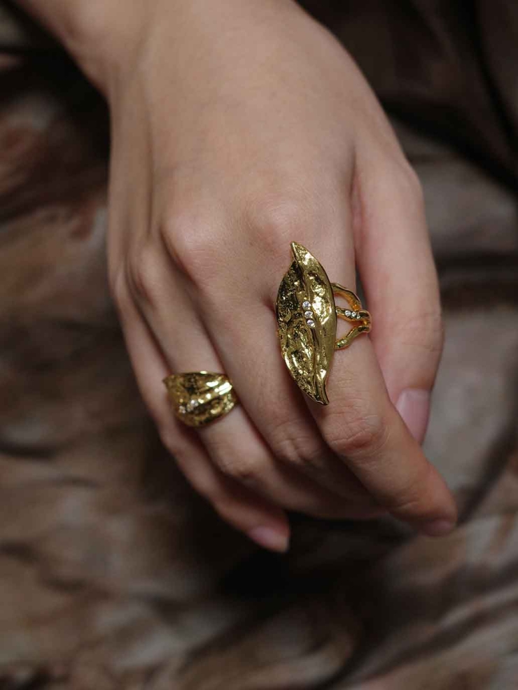 Gold Broad Leaf Vertical Ring