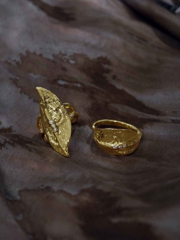 Gold Broad Leaf Vertical Ring