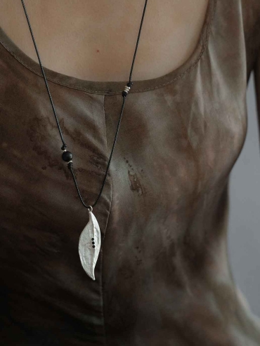 White Broad Leaf Minor Tone Cord Necklace