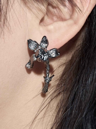 Nature's Noir Black Magnolia Bloom Single Stud