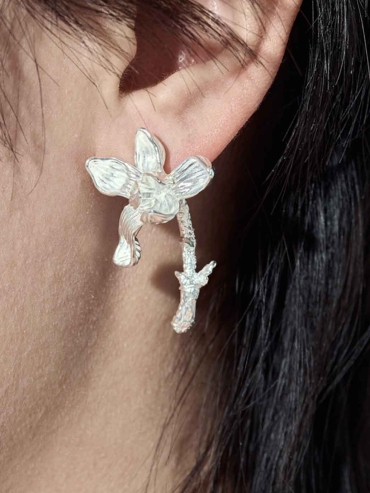 Nature's Blanc White Magnolia Bloom Single Stud