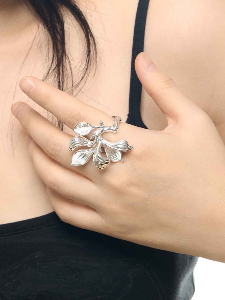 La Primavera Veil Magnolia Ring