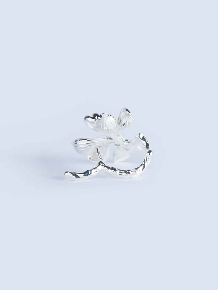 La Primavera Veil Magnolia Ring