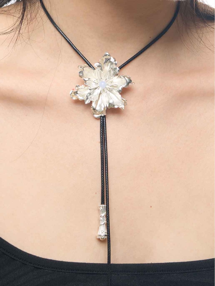 La Primavera Mistline Bolo tie Necklace
