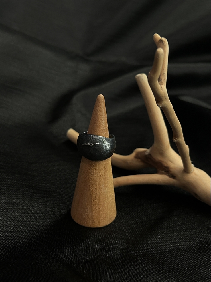 Black round ring
