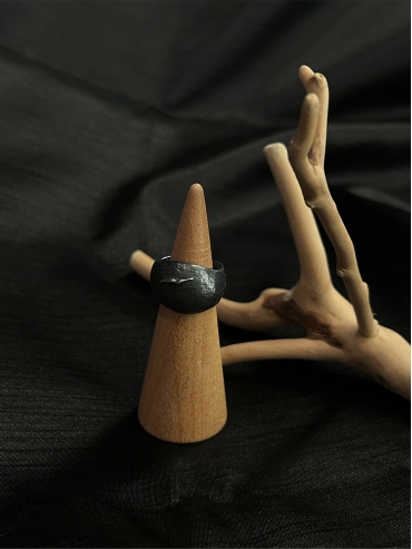 Black round ring