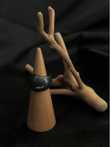 Black round ring