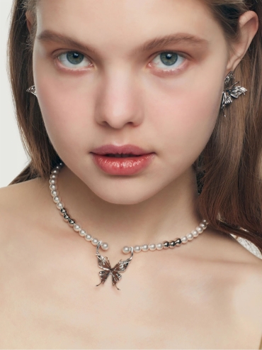 Liquefied butterfly pearl necklace